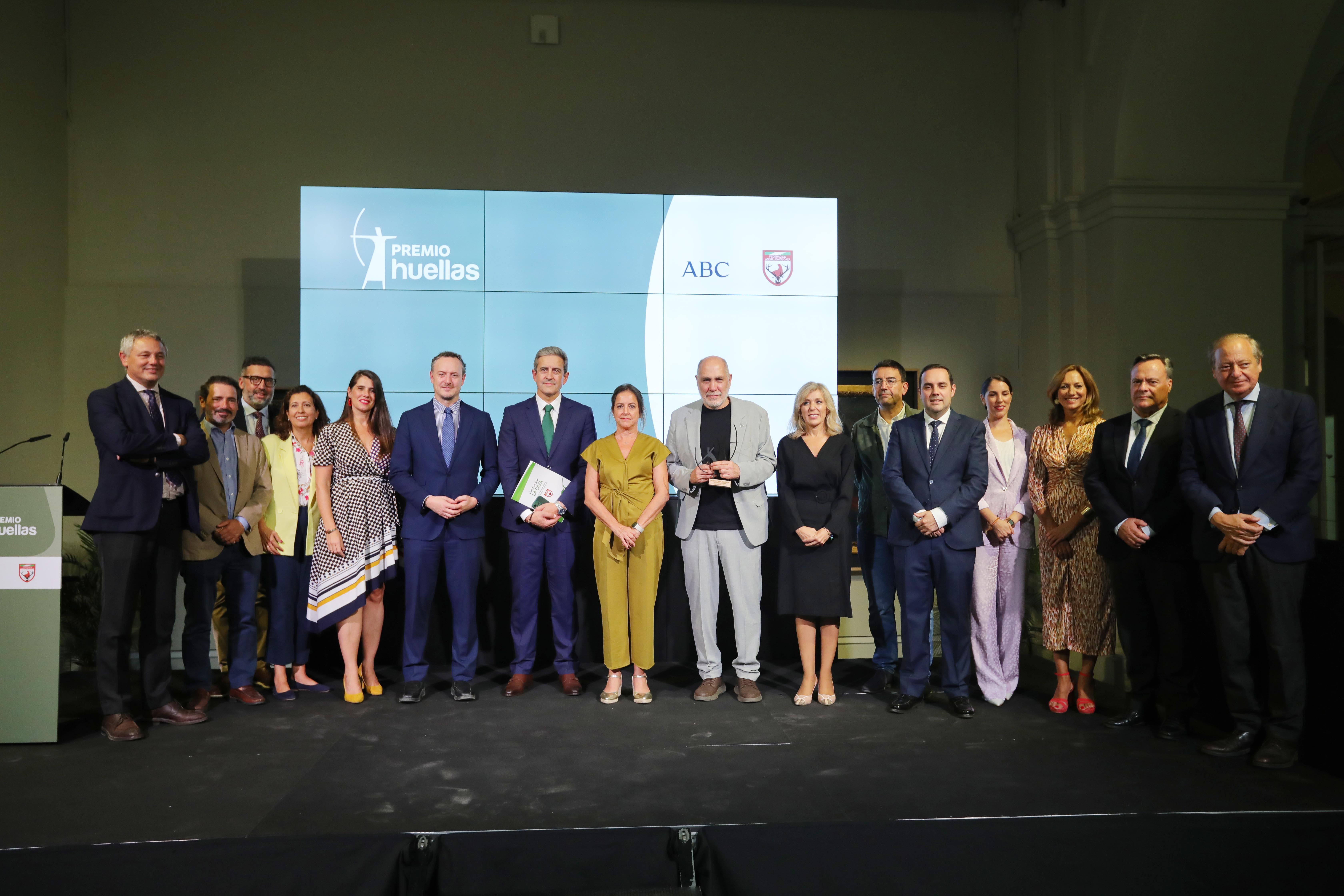 I edición del Premio Huellas otorgado por ABC y la Federación Andaluza de Caza a Guillermo Arreaga