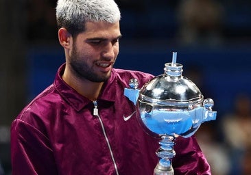 Un voraz Carlos Alcaraz conquista en Tokio su octavo título de la temporada