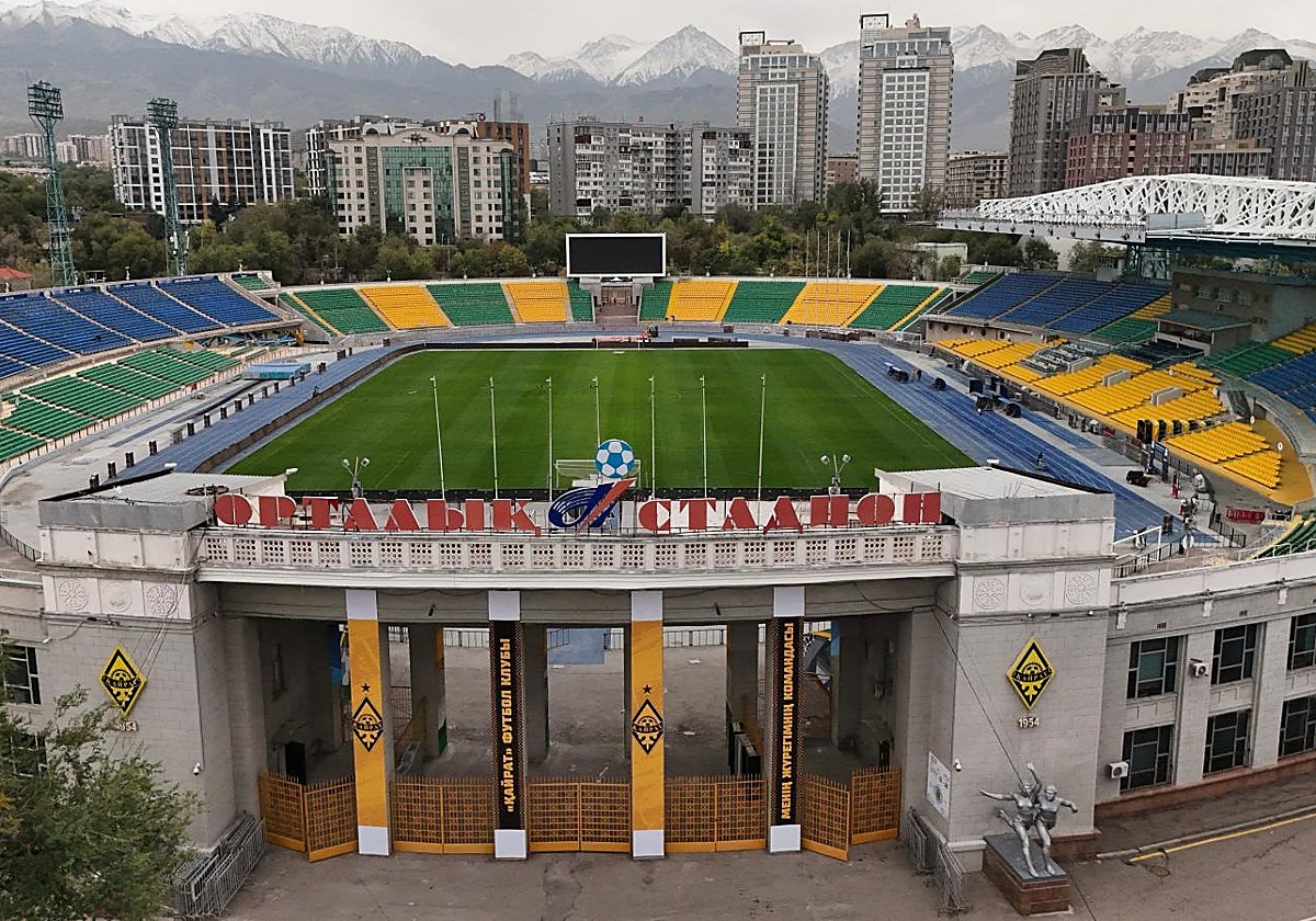 El Estadio Central de Almaty, con la ciudad y la montaña Alatau al fondo