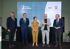 El escritor Guillermo Arriaga recibe el premio Huellas: «La caza es una cura de humildad»