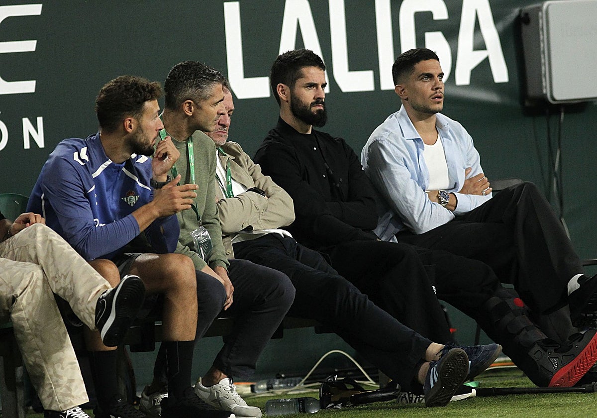 Isco, junto a Bartra durante el Betis - Osasuna