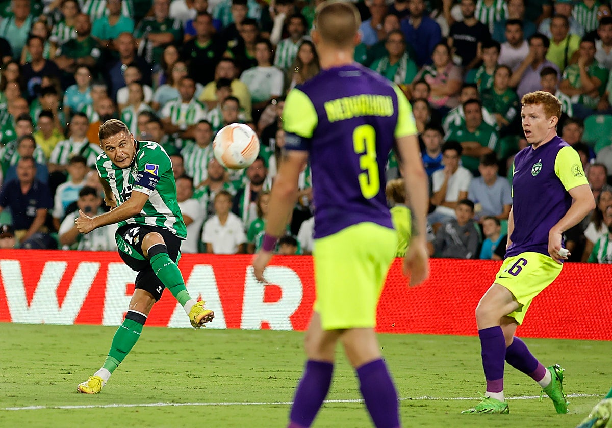 Joaquín dispara para marcar el golazo que anotó ante el Ludogorets, su último tanto con el Betis, en la Europa League de la 2022-23