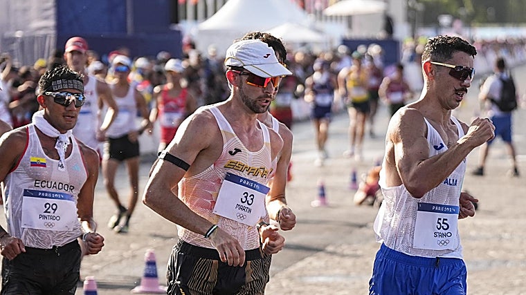 Álvaro Martín, durante la prueba de los 20 kilómetros marcha en París 2024 en la que se llevó la medalla de bronce
