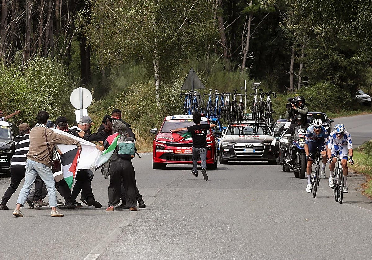 Activistas propalestinos intentan cortar la carretera durante la 15ª etapa de la Vuelta en Vegadeo (Asturias)