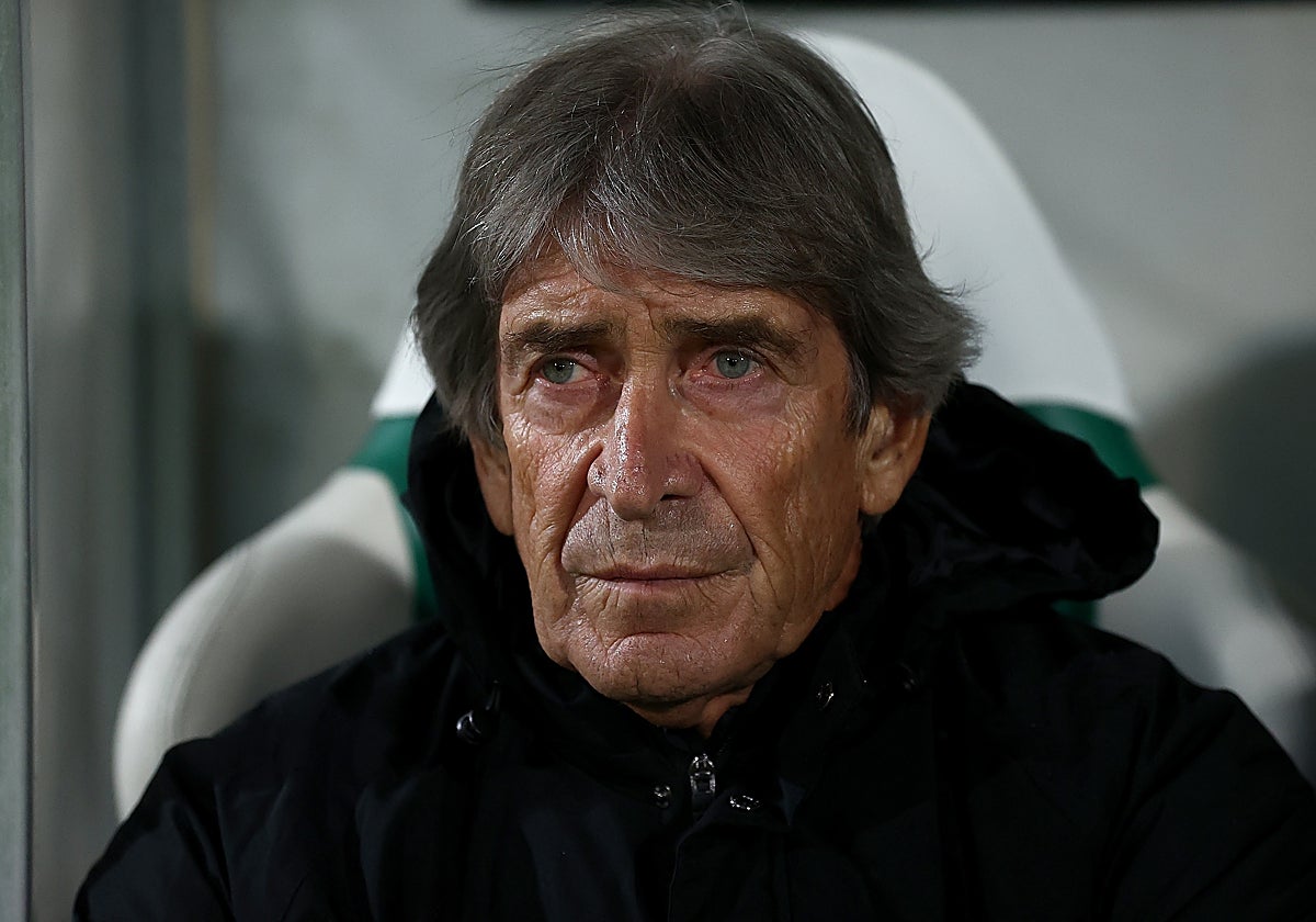 Manuel Pellegrini, en el banquillo del Huvepharma Arena durante el Ludogorets - Betis