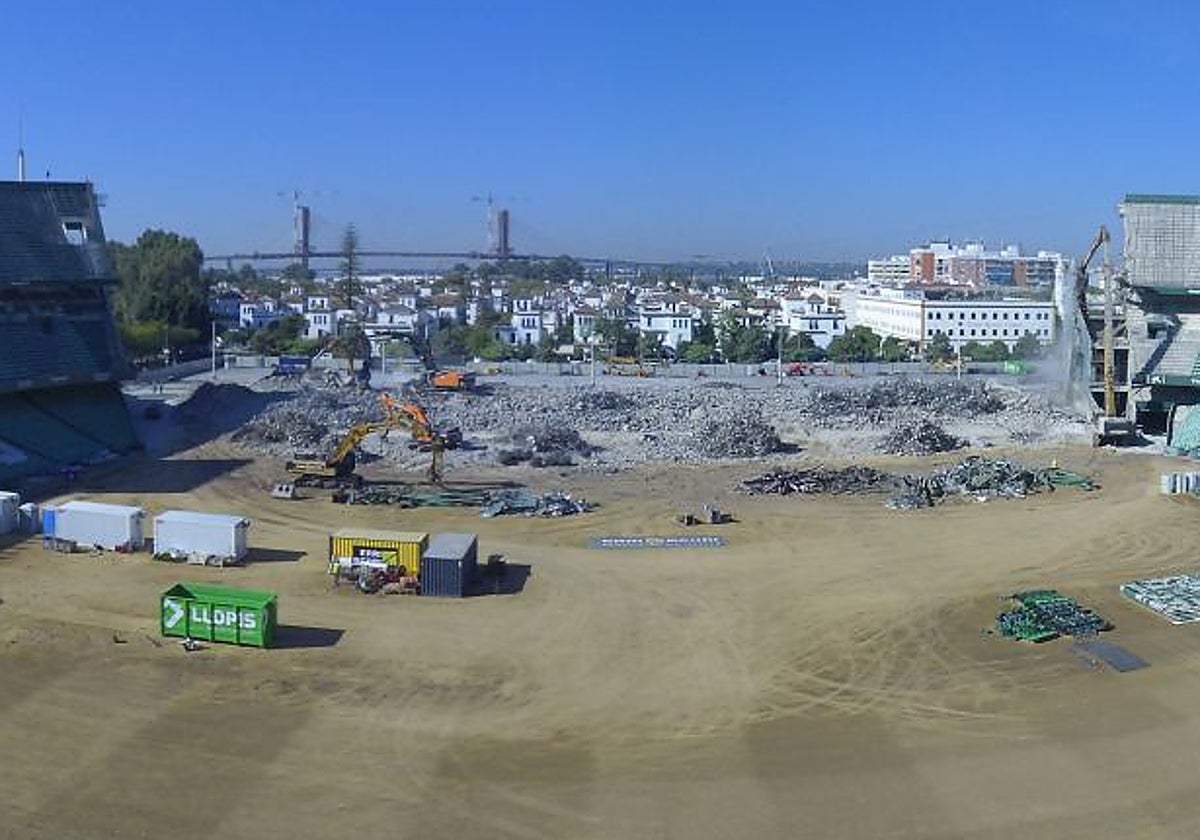 Imagen del estadio Benito Villamarín desde la grada de Fondo, en la que ya sólo quedan escombros de la vieja Preferencia