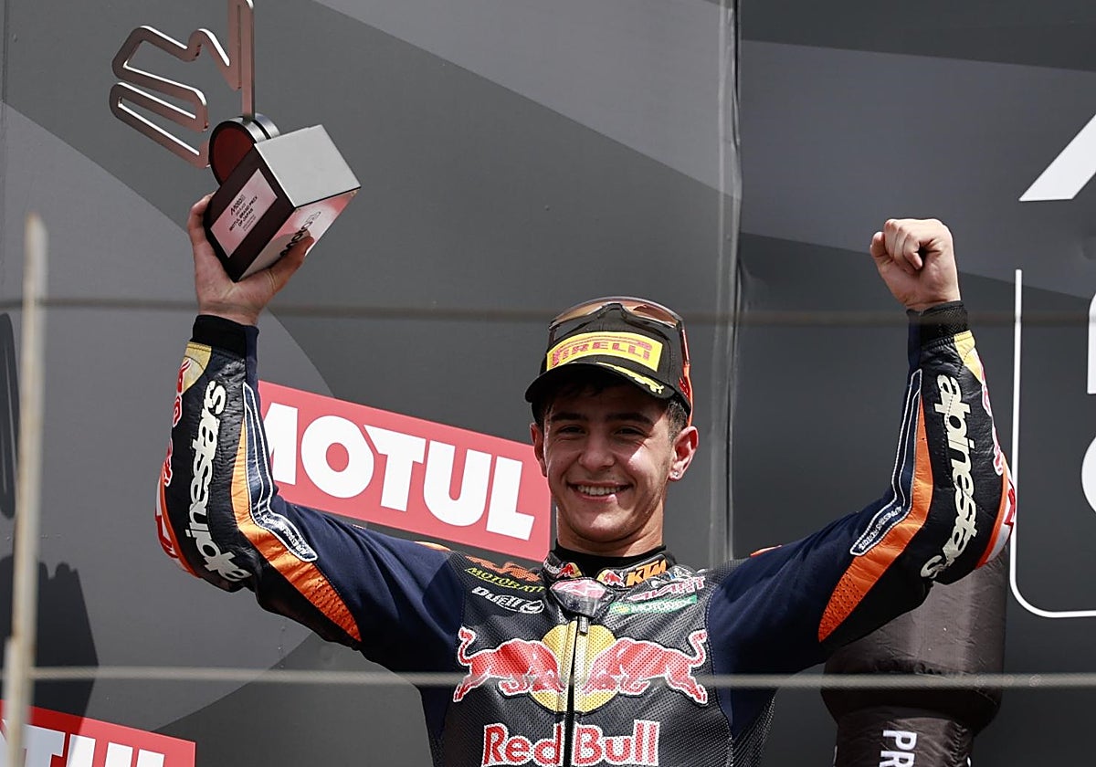 Rueda levanta el trofeo conquistado en el Gran Premio de Japón