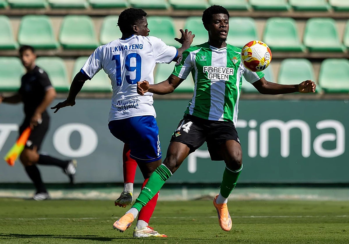 Sosu disputa un balón en el Betis Deportivo-Algeciras de este sábado