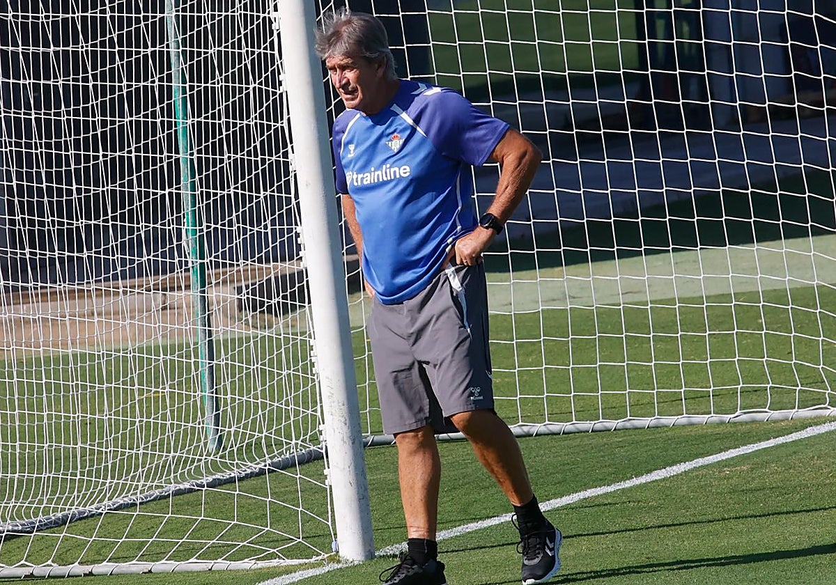 Manuel Pellegrini, en el entrenamiento previo a viajar a Bulgaria