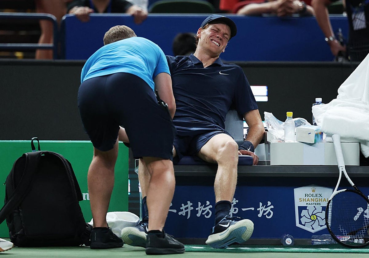 Sinner recibe atención médica durante el partido del Masters de Shanghái