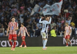 Iago Aspas celebra el gol del empate ante la mirada perdida de Julián Álvarez