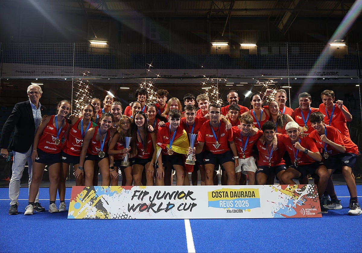 La selección española posando con los títulos junto al presidente de la Federación Española de pádel