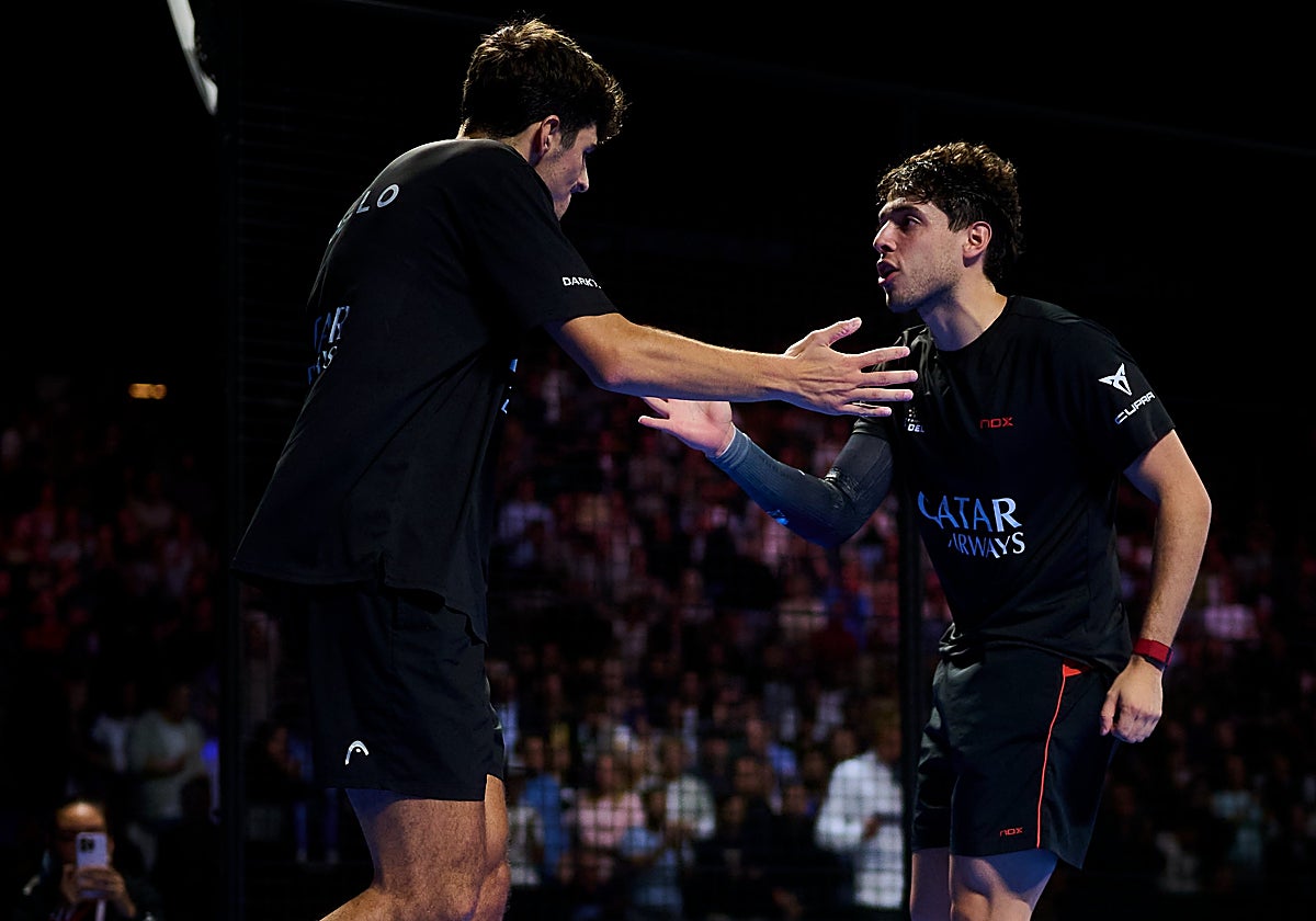 Arturo Coello y Agustín Tapia celebrando el triunfo al final del encuentro