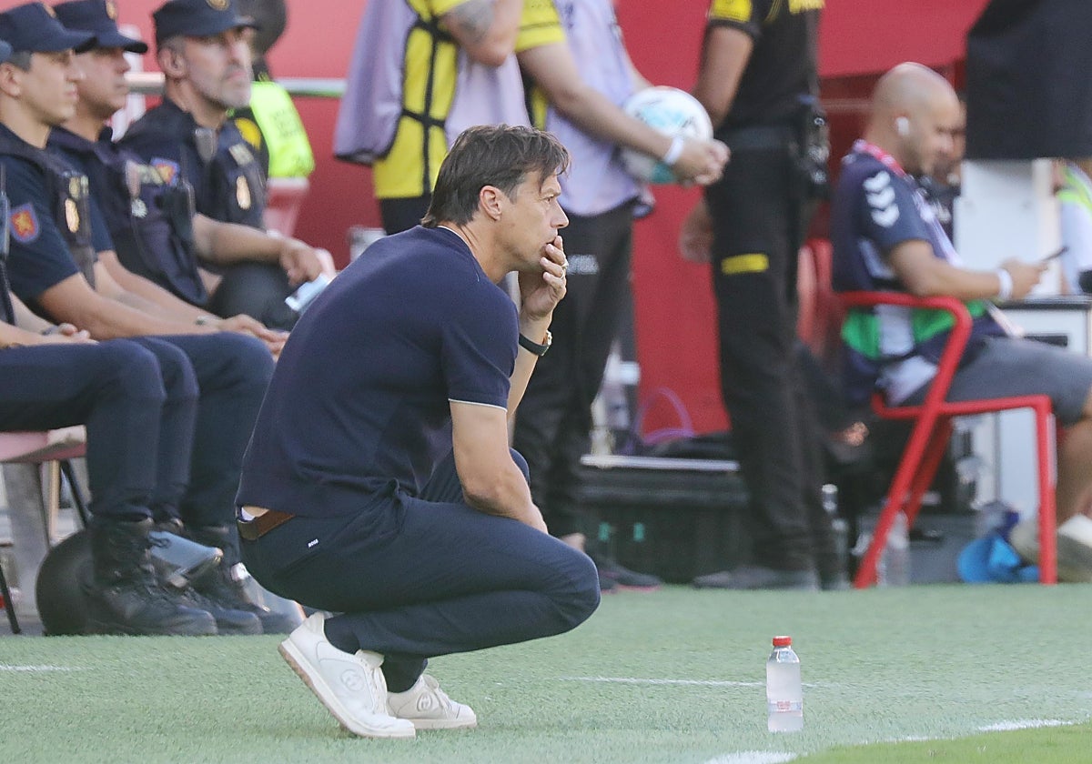 Matías Almeyda observa el partido