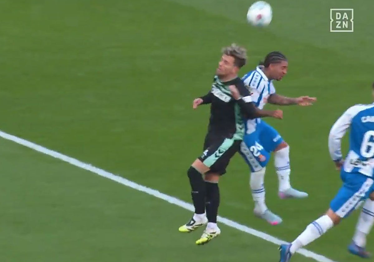 Instante en el que Dolan hace falta sobre Lo Celso en la acción anterior al remate de Pol Lozano anotara el 1-0 para el Espayol