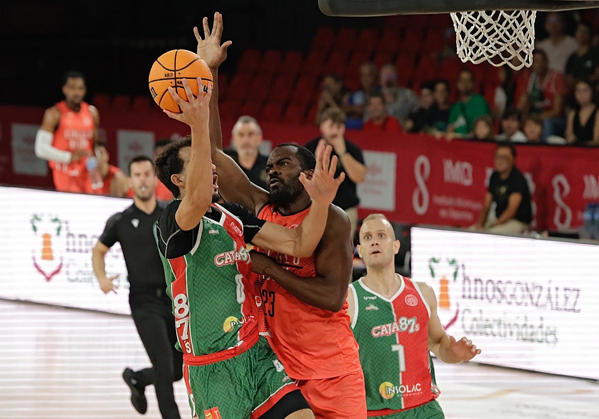 Dedovic intenta anotar evitando el tapón de Jerónimo Luis, del Círculo Gijón Baloncesto