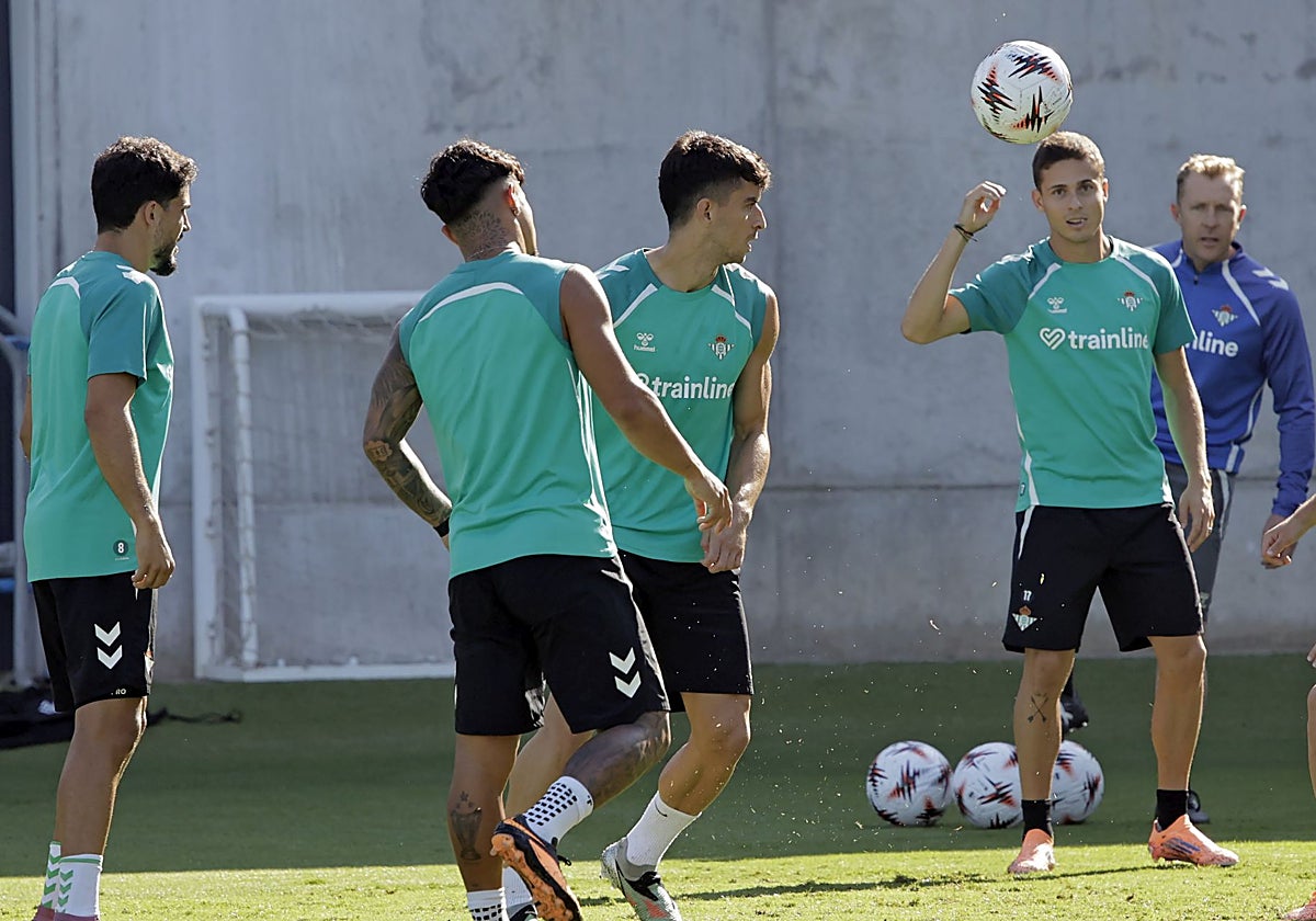 Varios futbolistas del Betis, en un entrenamiento del Betis