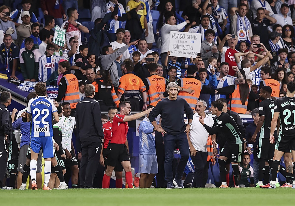 Galech Apezteguía señala penalti tras ver en el VAR la acción de Valentín ante las protestas de los jugadores béticos y con Pellegrini saliendo de la acción