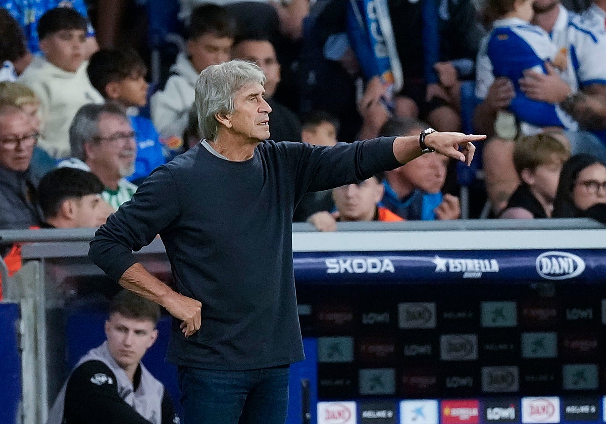 Pellegrini, haciendo una indicación en el Espanyol - Betis