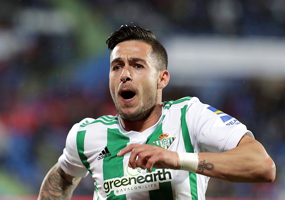 Sergio León celebra un gol en su etapa como jugador del Real Betis