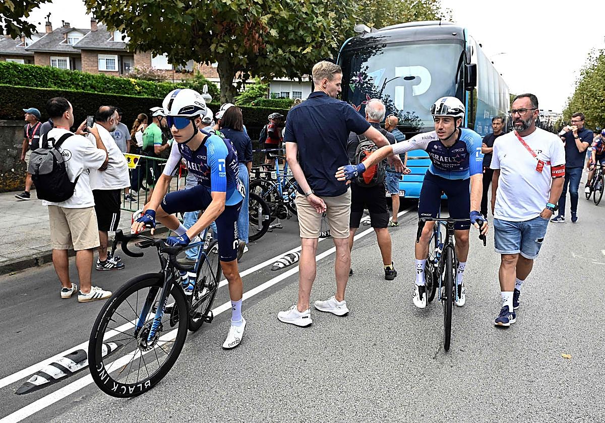 Dos ciclistas del equipo Israel Premier Tech durante la Vuelta a España