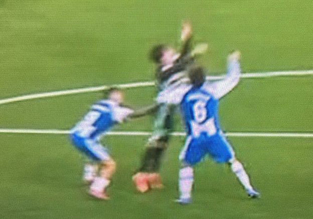 La toma en la que sí se aprecia el empujón de Roberto a Valentín en la jugada del penalti en el Espanyol - Betis