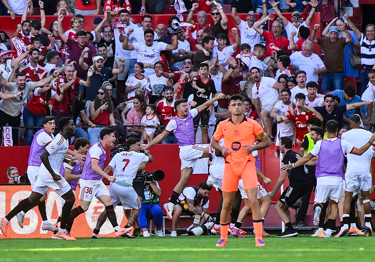 Los jugadores del Sevilla celebran el gol de Carmona