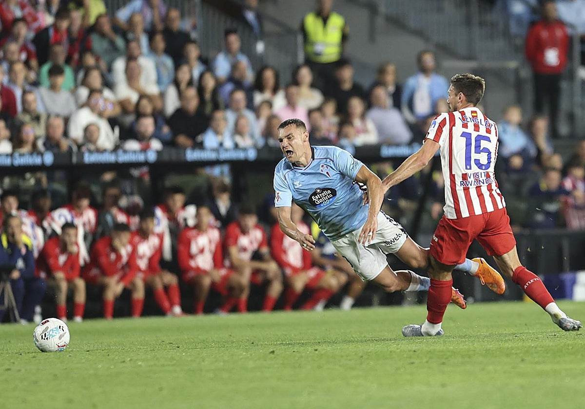 Lenglet agarra a Jutglá en la acción que le supuso la expulsión