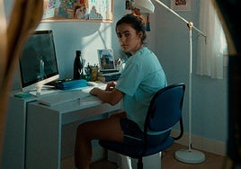 Claudia Fernández presenta su nuevo logo junto al artista francés Richard Orlinski