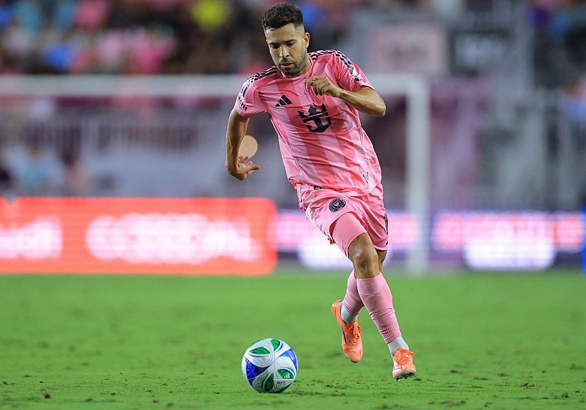 Jordi Alba conduce el balón durante un partido del Inter Miami