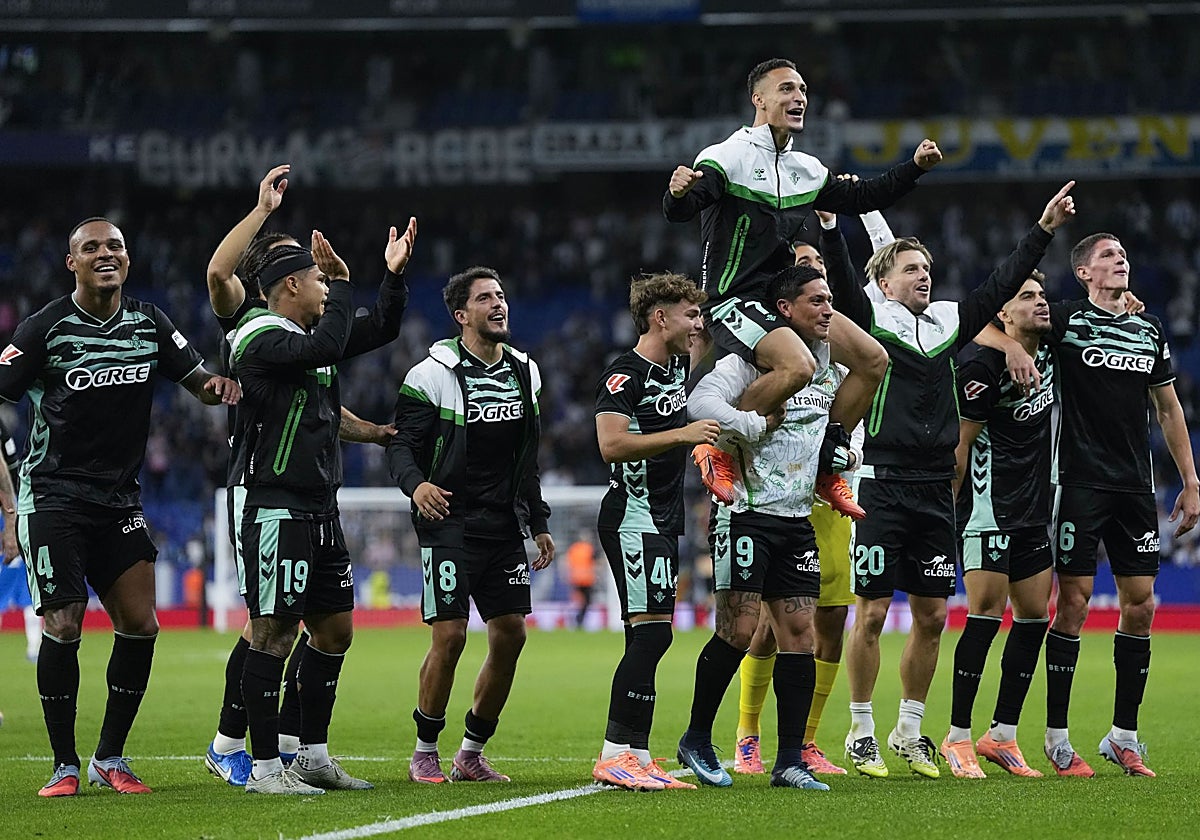 Los jugadores del Betis celebran en Cornellá el triunfo ante el Espanyol
