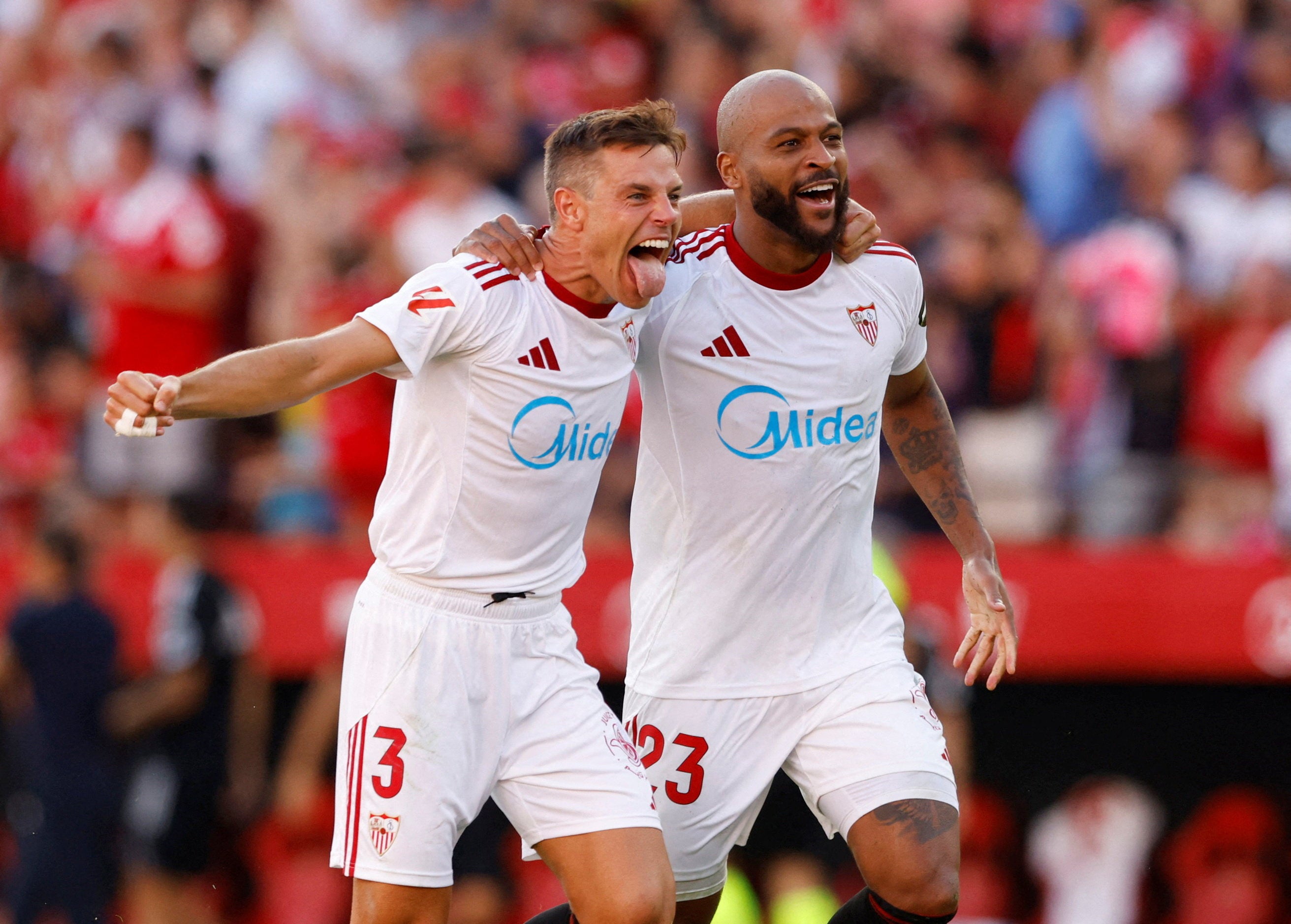 Azpilicueta y Marcao celebran la victoria ante el Barcelona