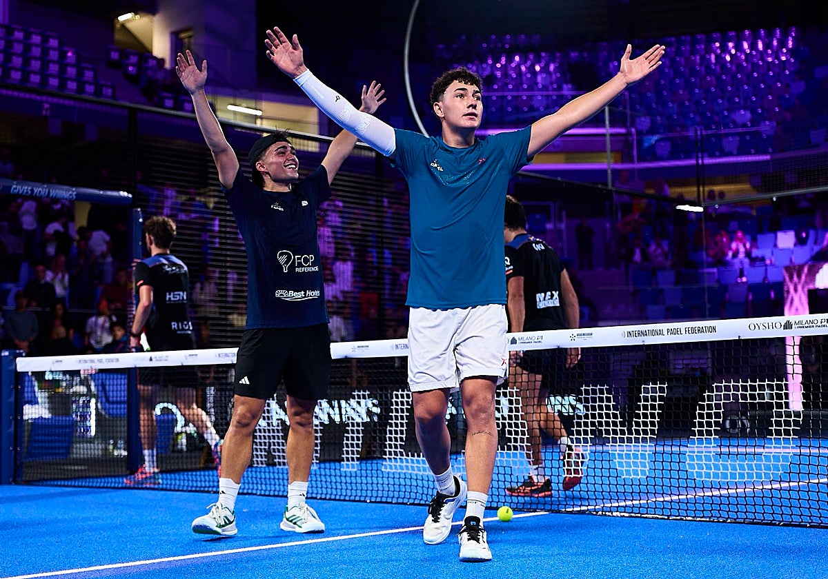 Pol Hernández y Guillermo Collado celebrando la victoria al final del partido