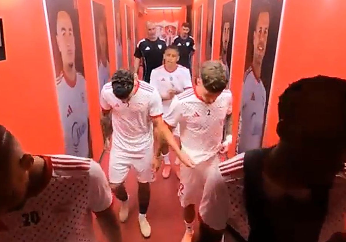 Alexis anima a sus compañeros antes del Sevilla - Barça