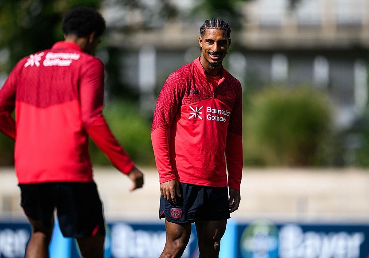 adé en un entrenamiento con el Bayer Leverkusen