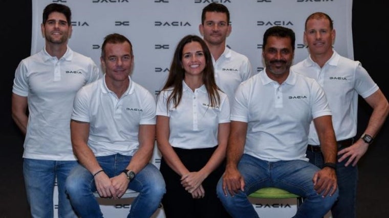 Cristina junto a Loeb (izquierda) y Al-Attiyah (derecha) y sus respectivos copilotos