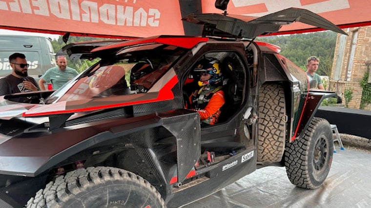 Cristina Gutiérrez subida en su Dacia Sandrider, con el que correrá el Dakar