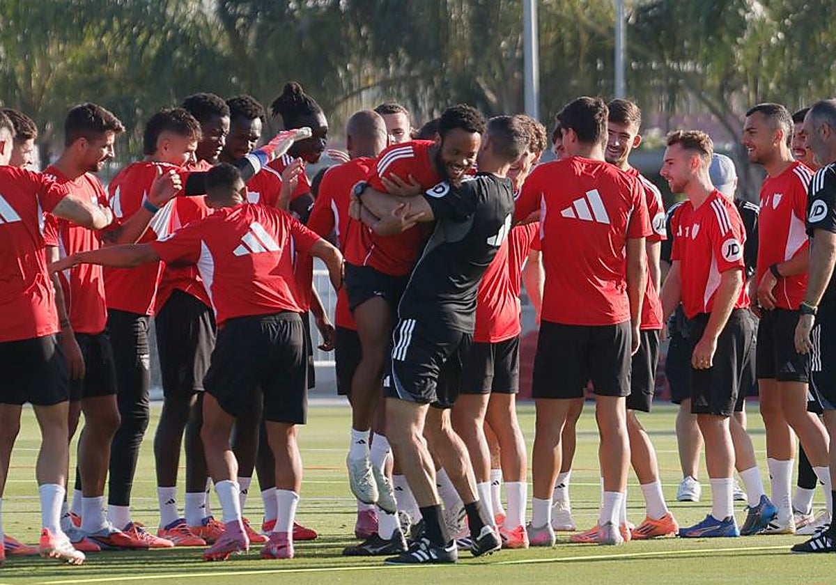 Los jugadores del Sevilla, al inicio del entrenamiento