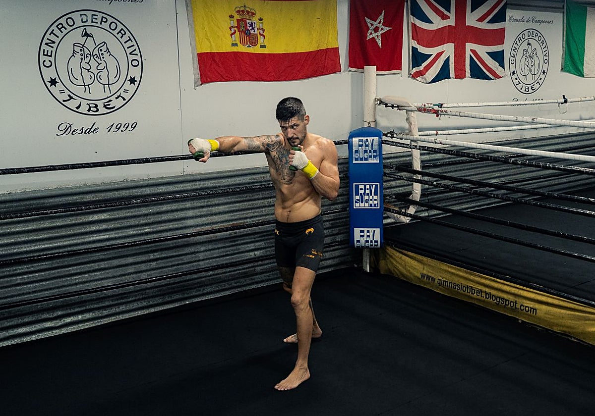 Joel Álvarez entrena en el Club Deportivo Tíbet, en Gijón