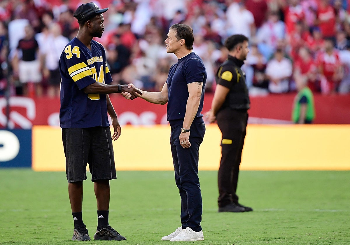 Tanguy Nianzou saluda a Matías Almeyda tras el partido contra el Barcelona