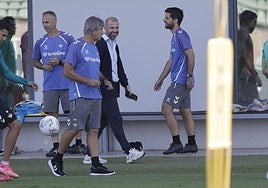 La visita de Fajardo al entrenamiento del Betis, que contó con novedades de la cantera