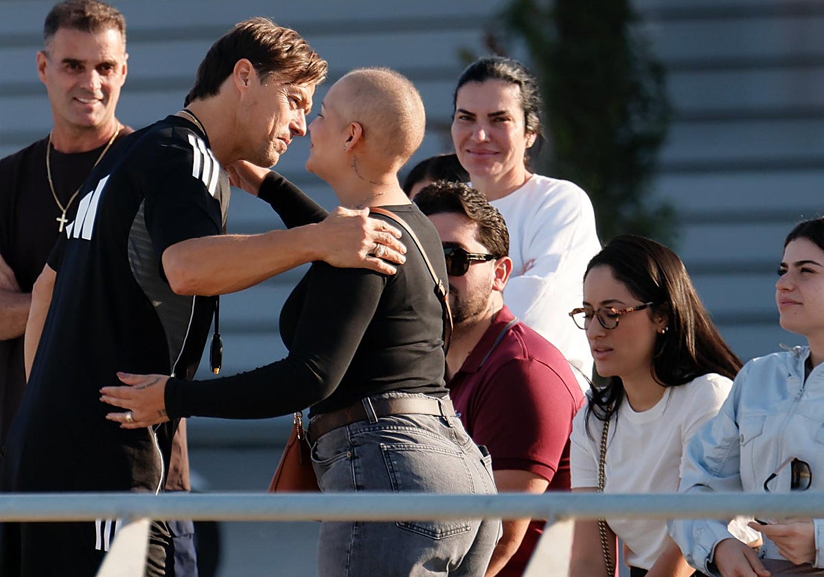 Matías Almeyda saluda en el entrenamiento a Pan Teixeira, mujer de Marcao