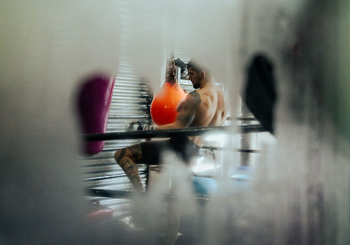 Joel Álvarez realiza ejercicios de golpeo en su gimnasio