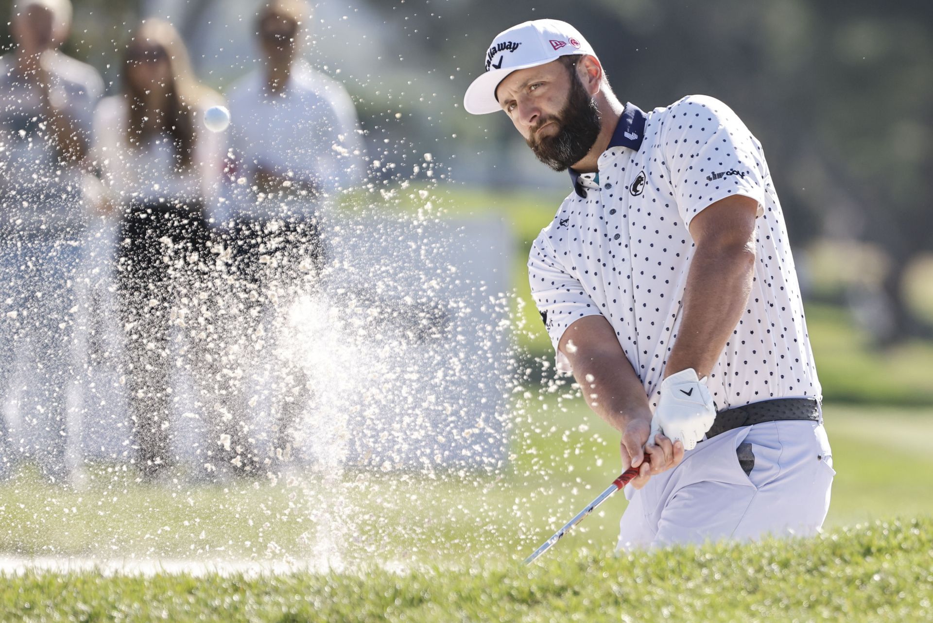 Jon Rahm sufre, pero confía en remontar