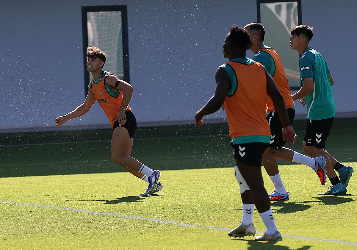 Ángel Ortiz, en un entrenamiento del Real Betis