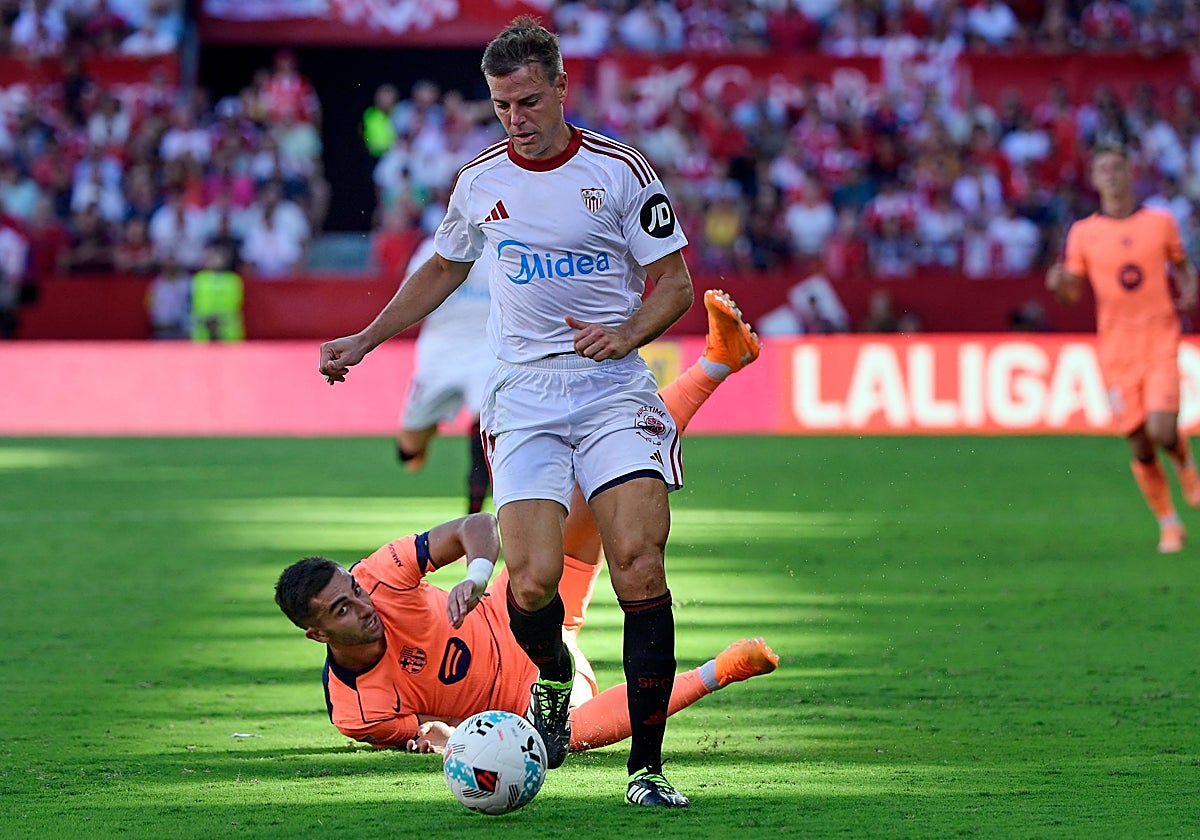Azpilicueta conduce el balón en el Sevilla - Barcelona ante Ferran Torres