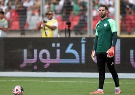 Luca Zidane, durante el calentamiento previo al partido Argelia-Somalia jugado en Orán