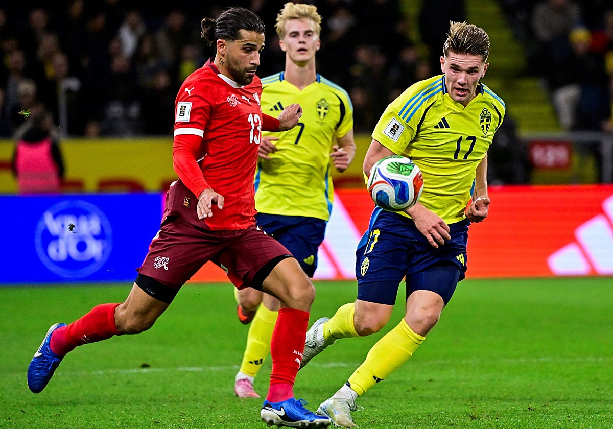Ricardo Rodríguez conduce el balón ante Viktor Gyokeres en el Suecia - Suiza