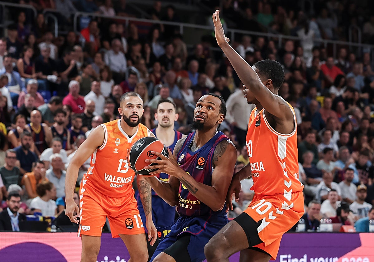 Punter intenta anotar ante el valencianista Moore