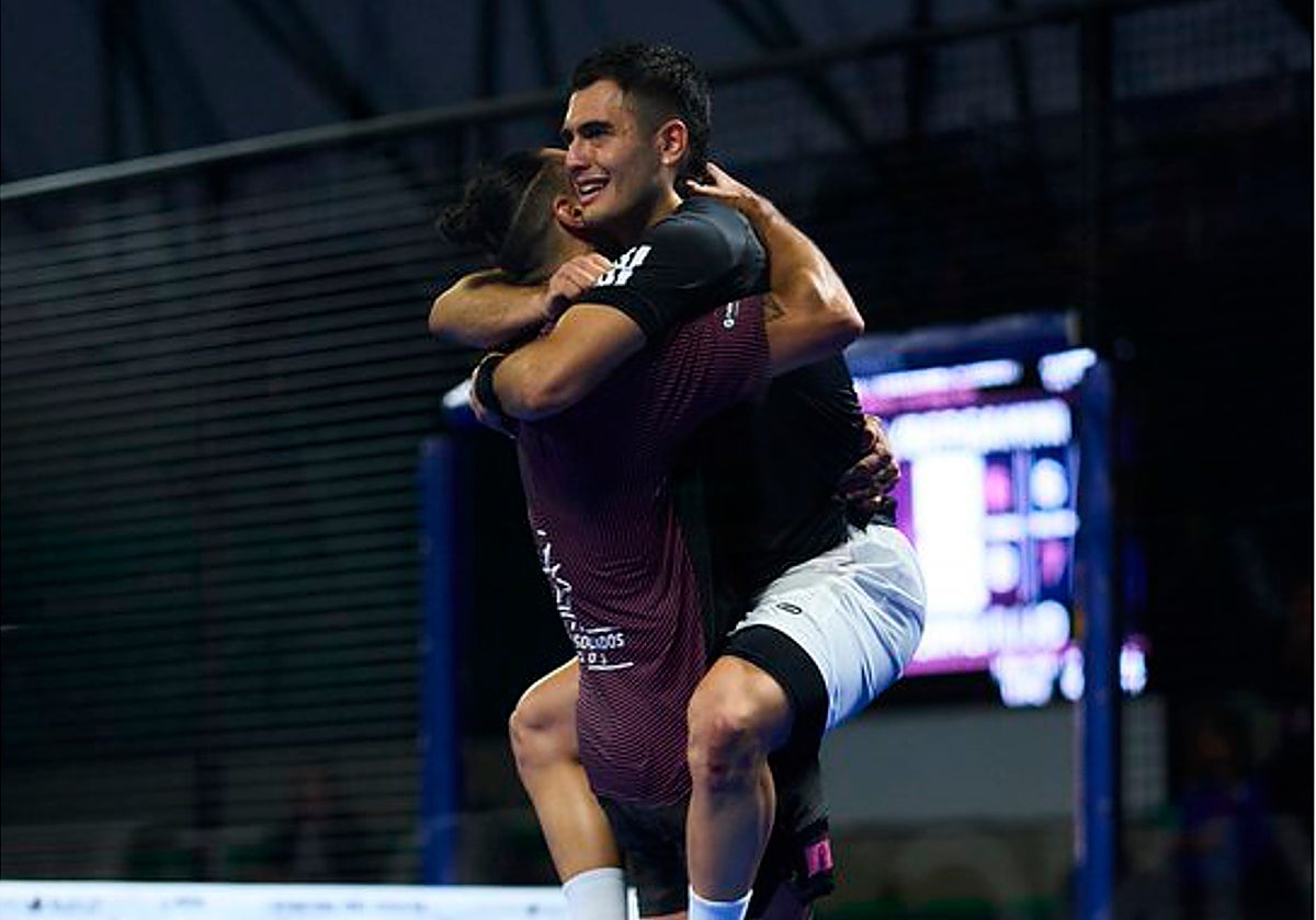 Pablo Lijó y Maxi Arce se abrazan al final del partido